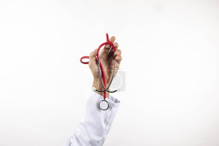 Téléchargez les photos : Main masculine tenant un stéthoscope sur fond blanc - en image libre de droit