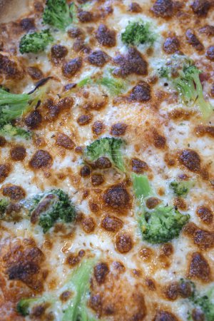 Téléchargez les photos : Gros plan d'une pizza végétalienne. Pizza au brocoli - en image libre de droit