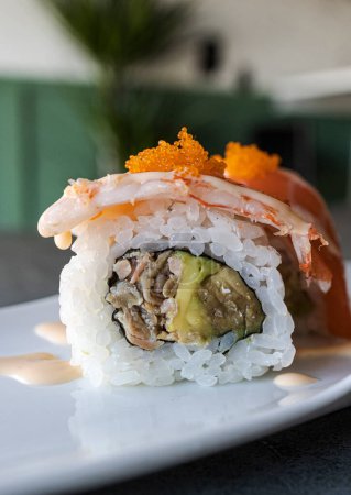 Téléchargez les photos : Un morceau de sushi aux crevettes d'anguille et à l'avocat. gros plan - en image libre de droit