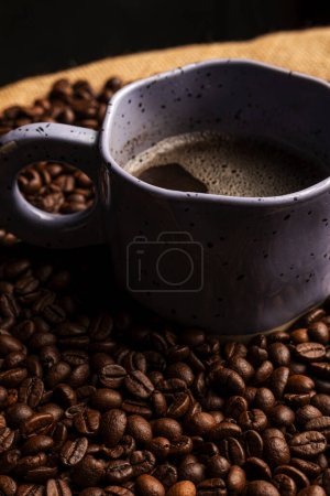 Téléchargez les photos : Image verticale d'une tasse de café avec des grains de café. - en image libre de droit
