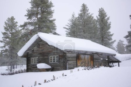 Altes Ferienhaus im skandinavischen Winterwunderland.