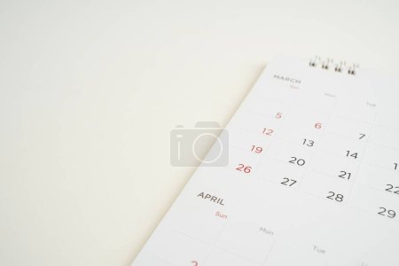 primer plano del calendario en el fondo de la mesa blanca, planificación de reuniones de negocios o concepto de planificación de viajes