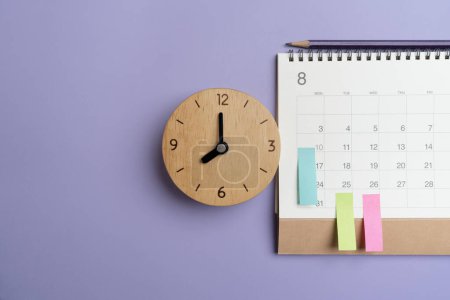 Foto de Primer plano del calendario en el fondo de la mesa púrpura, planificación de reuniones de negocios o concepto de planificación de viajes - Imagen libre de derechos