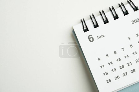 Foto de Primer plano del calendario en el fondo de la mesa blanca, planificación de reuniones de negocios o concepto de planificación de viajes - Imagen libre de derechos