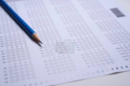 Gros plan crayon bleu sur les feuilles de réponses, concept éducatif