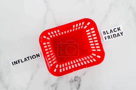 Téléchargez les photos : Inflation vs Black Friday image conceptuelle avec panier vide rouge entre les concepts opposés sur les dépenses de consommation - en image libre de droit