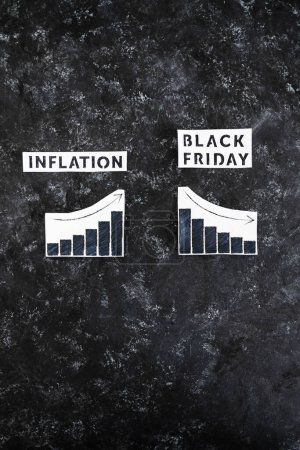 Téléchargez les photos : Inflation vs Black Friday image conceptuelle avec des graphiques montrant la hausse des prix et la baisse des dépenses de consommation - en image libre de droit