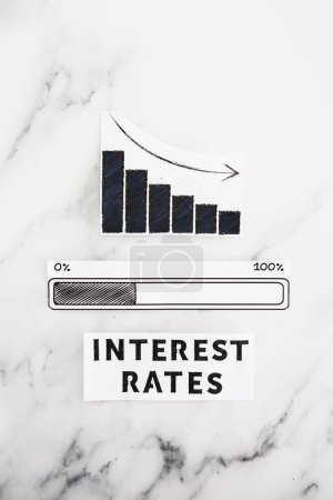 Téléchargez les photos : Interest rates going down, text with graph showing stats decreasing and progress bar loading underneath - en image libre de droit