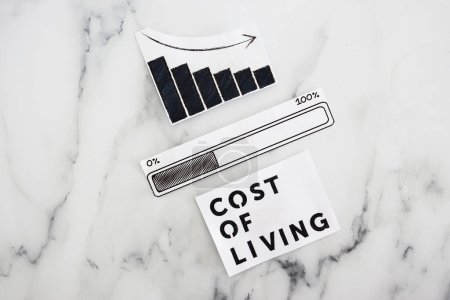 Téléchargez les photos : Cost of living going down, text with graph showing stats decreasing and progress bar loading underneath - en image libre de droit