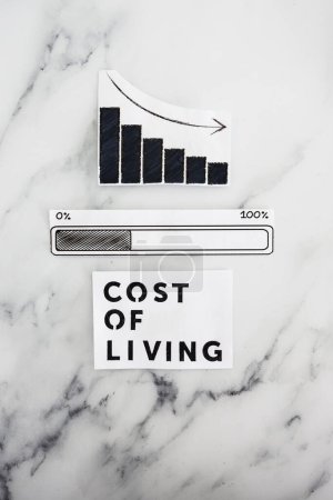 Téléchargez les photos : Cost of living going down, text with graph showing stats decreasing and progress bar loading underneath - en image libre de droit