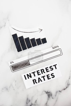 Téléchargez les photos : Interest rates going down, text with graph showing stats decreasing and progress bar loading underneath - en image libre de droit