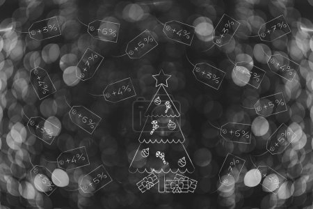 Téléchargez les photos : Inflation au temps de Noël image conceptuelle, arbre de Noël avec des cadeaux entourés par l'inflation augmente les étiquettes de prix - en image libre de droit
