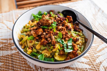 Téléchargez les photos : Curry vert à base de plantes avec noix de cajou et morceaux de tofu, recettes d'aliments végétaliens sains - en image libre de droit