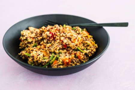 Téléchargez les photos : Quinoa à base de plantes avec légumes mélangés, recettes d'aliments végétaliens sains - en image libre de droit