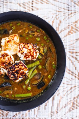 Téléchargez les photos : Curry vert de légumes à base de plantes avec tofu de soie frit, recettes d'aliments végétaliens sains - en image libre de droit
