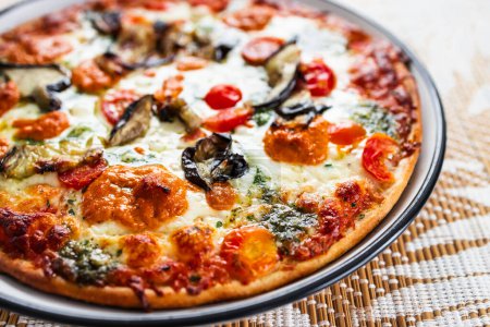 Téléchargez les photos : Pizza aux aubergines et pesto, recettes végétariennes saines - en image libre de droit