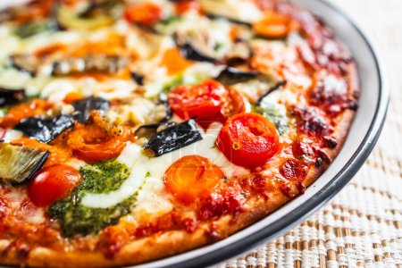 Téléchargez les photos : Pizza aux aubergines et pesto, recettes végétariennes saines - en image libre de droit