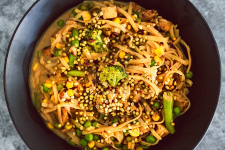 Téléchargez les photos : Nouilles de riz à base de plantes avec des légumes mélangés et des graines de coriandre, recettes d'aliments végétaliens sains - en image libre de droit