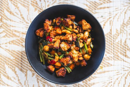 Téléchargez les photos : Légumes sautés à base de plantes avec morceaux de tofu mariné, recettes d'aliments végétaliens sains - en image libre de droit