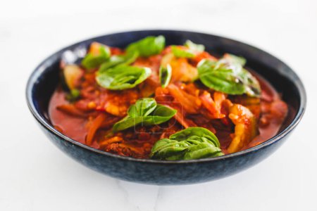 Téléchargez les photos : Courgettes à base de plantes et parmesan aubergine, recettes d'aliments végétaliens sains - en image libre de droit