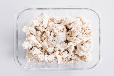 Téléchargez les photos : Morceaux de tofu dans un récipient en verre, gros plan, concept de simples ingrédients naturels sains - en image libre de droit