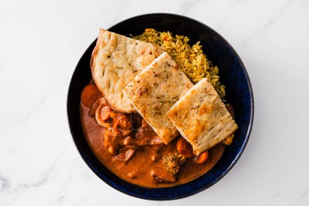 Téléchargez les photos : Curry de tikka masala à base de plantes avec pain plat naan maison et riz, recettes d'aliments végétaliens sains - en image libre de droit