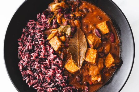 ragoût de féijoada et tempeh à base de plantes avec riz sauvage, recettes d'aliments végétaliens sains