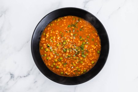 curry d'orge et de pois à base de plantes avec sauce tikka masala, recettes d'aliments végétaliens sains