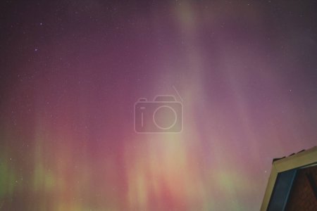 Polarlichter australis oder Südlichter am klaren Nachthimmel Tasmaniens voller Sterne und Sternbilder, aufgenommen im Mai 2024, geomagnetisches Sturmereignis
