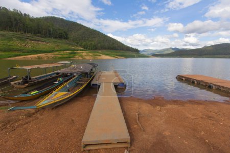 Téléchargez les photos : Bateau avec ponton en bois, barrage de Mae Ngad et réservoir à Mae Thaïlande - en image libre de droit