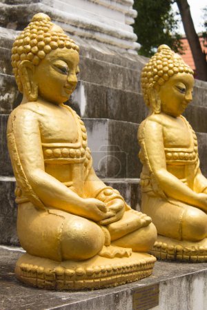 Foto de Old thai golden buddha statue in wat kamae, chomthong chiangmai - Imagen libre de derechos