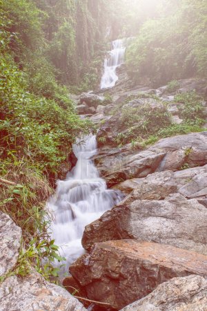Téléchargez les photos : Cascade Hauykeaw à Doi Suthep-Pui Nationnal Park, chaingmai - en image libre de droit