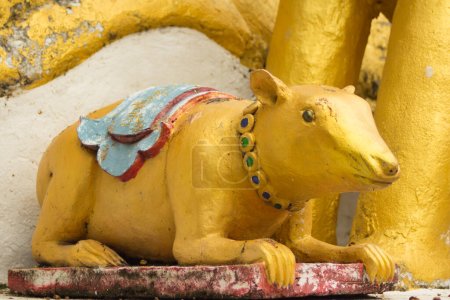 Foto de Estatua de rata de oro en templo tailandés - Imagen libre de derechos