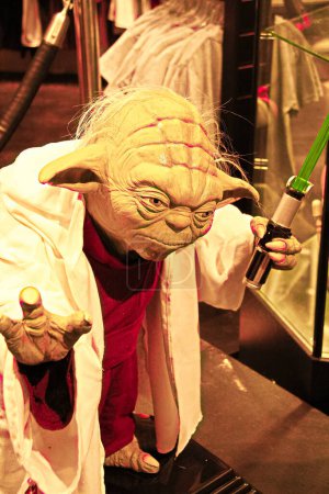 Foto de LOS ANGELES, CA.USA - OCT 29,2010 : Photo of a Jedi Master Yoda figure in Universal Studios Hollywood.mandalorian - Imagen libre de derechos
