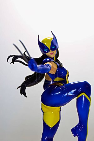 Foto de Osaka, Japn - 112 / 04 / 2023: Exhibición del personaje de X-Men MARVEL COMIC WOLVERINE (LAURA KINNEY). El modelo pertenece a la colección Bishoujo de Kotobukiya Japón. - Imagen libre de derechos