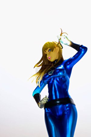 Foto de Osaka, Japón - 23 feb 2023: Exhibe a la mujer invisible de MARVEL COMIC Fantastic Four. Figura de la colección Bishoujo de Kotobukiya Japón. - Imagen libre de derechos