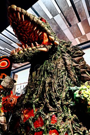 Foto de OSAKA, JAPÓN - 6 DE MAYO DE 2024: Estatua del Biollante, Forma de Bestia Vegetal de Godzilla en el Gran Frente Osaka - Imagen libre de derechos