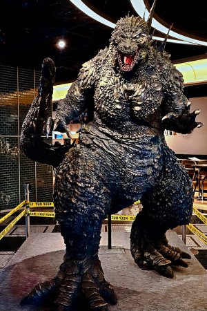 Foto de OSAKA, JAPÓN - 6 DE MAYO DE 2024: Estatua de la versión japonesa de Godzilla (menos 1.0 versión) en el Gran Frente Osaka. - Imagen libre de derechos