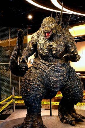 Foto de OSAKA, JAPÓN - 6 DE MAYO DE 2024: Estatua de la versión japonesa de Godzilla (menos 1.0 versión) en el Gran Frente Osaka. - Imagen libre de derechos