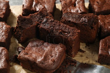 Téléchargez les photos : Brownies au chocolat faits maison fabriqués à partir de chocolat 80 pourcentages avec pépites de chocolat 98 pourcent à l'intérieur sur ton sombre. Utilisez des édulcorants aux fruits de moine. Low Carb Diet Foods. Régime cétogène. - en image libre de droit