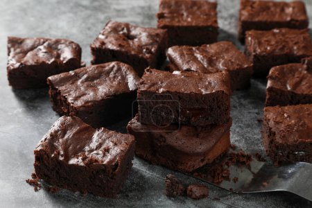 Téléchargez les photos : Brownies au chocolat faits maison fabriqués à partir de chocolat 80 pourcentages avec pépites de chocolat 98 pourcent à l'intérieur sur ton sombre. Utilisez des édulcorants aux fruits de moine. Low Carb Diet Foods. Régime cétogène. - en image libre de droit