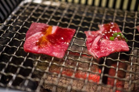 Téléchargez les photos : Griller le bœuf wagyu sur un barbecue au charbon de bois. Gros plan - en image libre de droit
