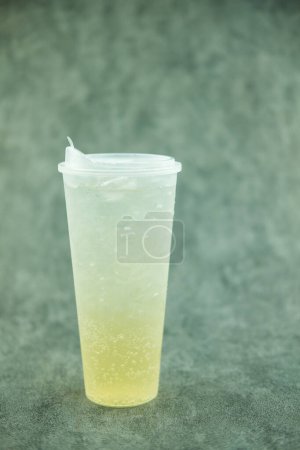 Foto de Limón de soda helada en un vaso de plástico largo - Imagen libre de derechos
