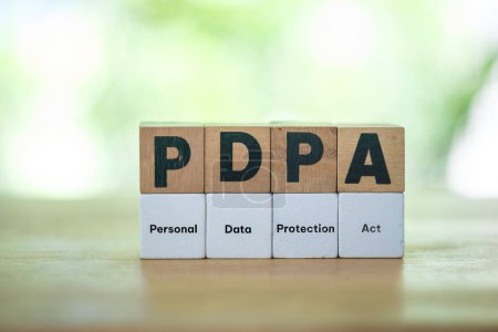 Téléchargez les photos : Loi sur la protection des données personnelles ou PDPA concept. Offrir une protection aux individus. Blocs en bois avec texte PDPA - en image libre de droit