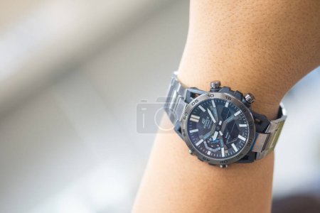 Téléchargez les photos : Bangkok, Thaïlande - 4 avril 2023 : Montre de luxe Casio edifice watch brand a model of a ECB-2000DC-1A on man hand, Gros plan - en image libre de droit