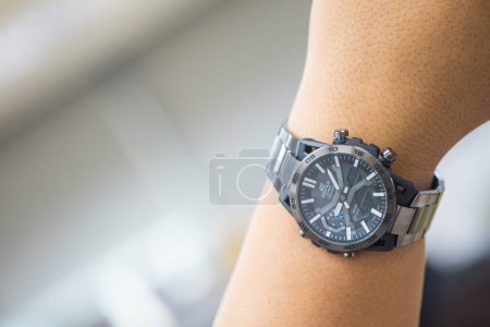 Téléchargez les photos : Bangkok, Thaïlande - 13 avril 2023 : Montre de luxe Casio edifice watch brand a model of a ECB-2000DC-1A on man hand, Gros plan - en image libre de droit