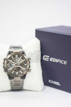 Foto de Bangkok, Tailandia - 5 de mayo de 2023: Reloj de lujo Casio reloj masculino moderno CASIO EDIFICE con caja. Cierra el pico. - Imagen libre de derechos