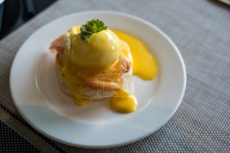 Téléchargez les photos : Un délicieux œuf benedict au saumon en assiette blanche. - en image libre de droit