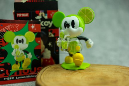 Foto de Bangkok, Tailandia - 6 de octubre de 2023: Figura linda del juguete Pop Mart de Lemon mickey. POPMART Disney 100º aniversario Mickey Series - Imagen libre de derechos