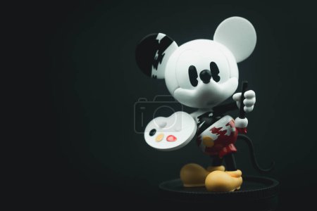 Foto de Bangkok, Tailandia - 6 de octubre de 2023: Lindo yeso Mickey Disney 100 aniversario Mickey Ever-Curious Series Figuras de POP MART - Imagen libre de derechos